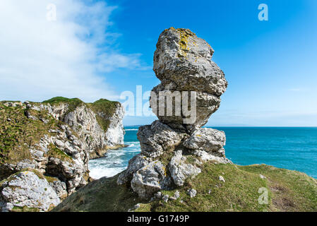 Rock à Kinbane Head, dans le comté d'Antrim, en Irlande du Nord. Banque D'Images