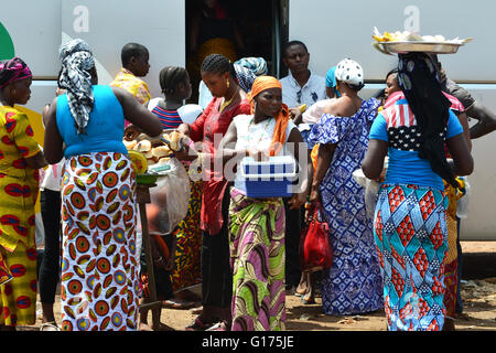 Les vendeurs de rue vendant de la nourriture aux gens dans les bus locaux en Côte d'Ivoire Banque D'Images