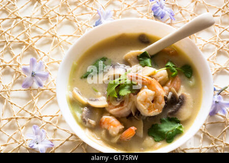 Tom Kha soupe thaï aux champignons et langoustines Banque D'Images