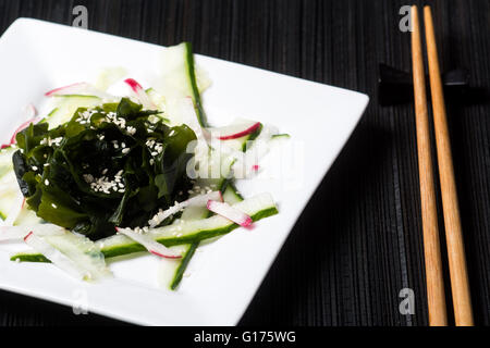 Wakame sain et salade de concombre et de radis avec les graines de sésame Banque D'Images