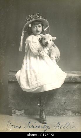 Carte postale portrait d'enfant en robe de soirée comme Mary had a little lamb. Banque D'Images