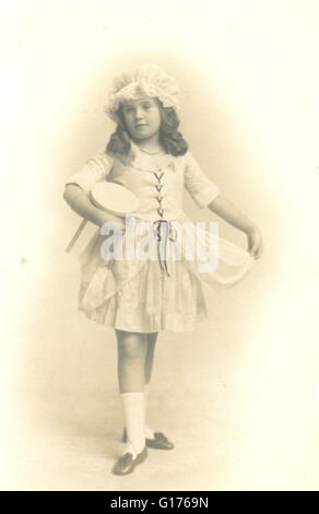 Carte postale portrait d'enfant en robe de soirée comme Little Miss Muffet Banque D'Images