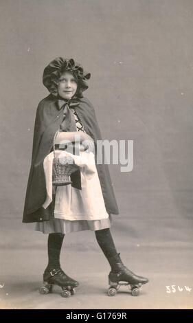 Carte postale portrait d'enfant en robe de soirée comme Red Riding Hood. Photographe : Brown, Weston-S-Mare Banque D'Images