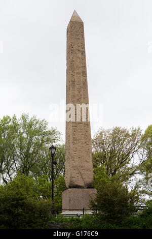 Cleopatra's Needle à Central Park à New York City, USA. L'obélisque égyptien antique porte symboles hiéroglyphiques. Banque D'Images