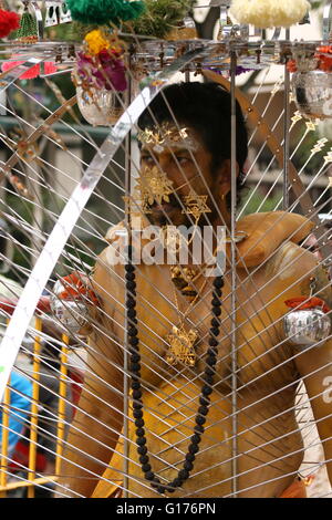 L'homme hindou transportant dans kavadi festival Thaipusam Banque D'Images