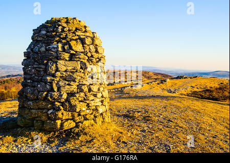 Cairn au siège du Seigneur le plus haut point sur la crête de Whitbarrow cicatrice dans le Parc National du Lake District Cumbria Banque D'Images