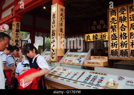 Les visiteurs non identifiés japonais achat chance amulette (Omamori) dans Temple Kiyomizu-Dera, Kyoto Banque D'Images