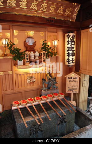 Autel de dieu japonais au Temple Kiyomizu-Dera, Kyoto. Banque D'Images