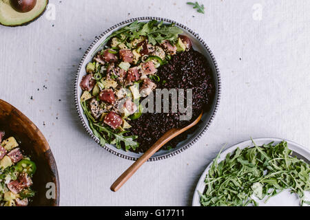 Un bol de salade de thon poêlé en croûte de sésame et interdit bol à riz est photographié par le haut. Banque D'Images