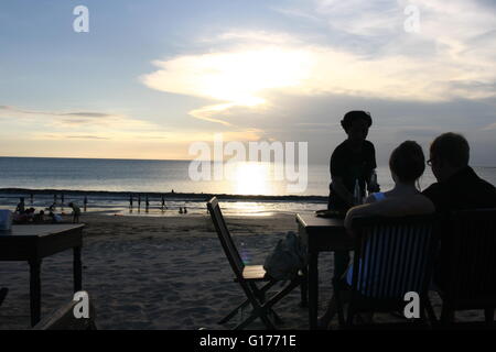 Dîner romantique au coucher du soleil à Jimbaran, Bali Banque D'Images