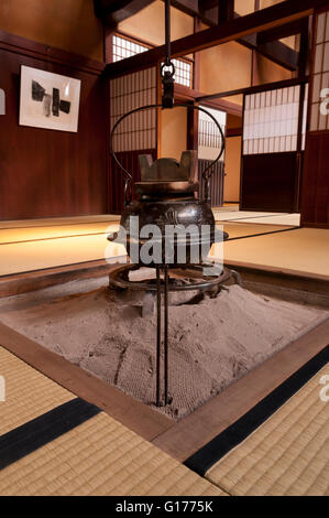 Home intérieur japonais traditionnel avec cheminée sur pot de thé Banque D'Images