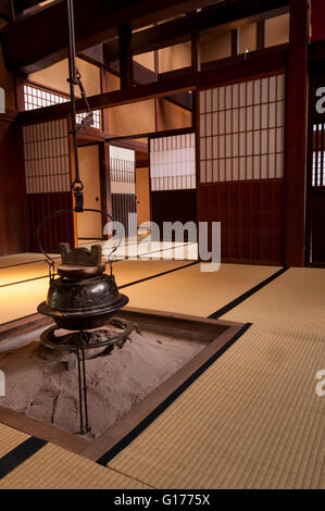 Home intérieur japonais traditionnel avec cheminée sur pot de thé Banque D'Images