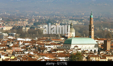 Vicenza, Italie, Panorama de la ville avec la célèbre Basilique palladienne et la haute tour de l'horloge Banque D'Images