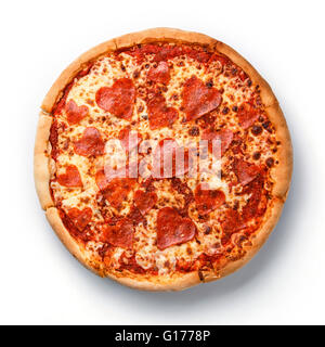 Forme de coeur Pizza Pepperoni tranché sur fond blanc Banque D'Images