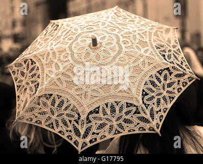 Tous parapluie vintage décorée à la main avec des napperons en dentelle un Banque D'Images