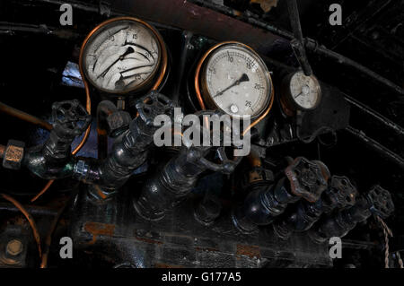 Locomotive à vapeur anciens boutons métal cocpit Banque D'Images