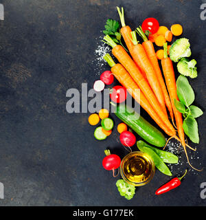 Les légumes frais biologiques sur fond rustique foncé. Alimentation saine. L'alimentation végétarienne. La récolte fraîche du jardin. L'arrière-plan Banque D'Images