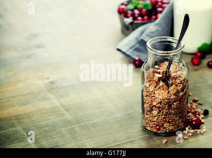 Close up de pot avec muesli ou granola sur table - Une saine alimentation, de désintoxication ou le régime alimentaire concept Banque D'Images