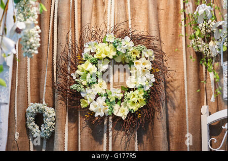 Décor de fleurs sur la cérémonie de mariage au restaurant Banque D'Images