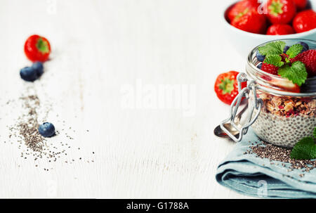 Les graines de Chia pudding vanille et fruits rouges sur fond rustique en bois Banque D'Images