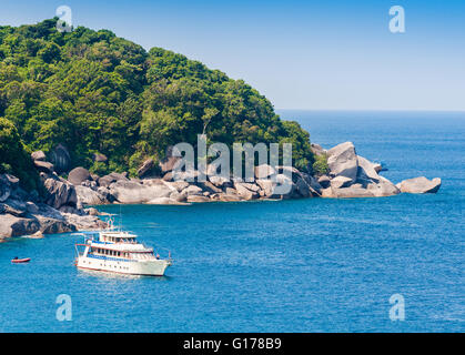 Voile sur la mer et belle île tropicale avec de l'eau claire comme du cristal, Similan, Thaïlande Banque D'Images