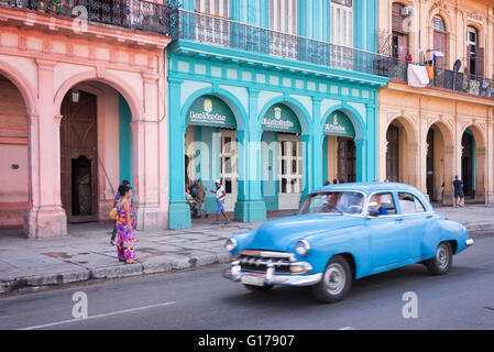 La HAVANE, CUBA - 18 avril : Classic vintage car et bâtiments coloniaux colorés dans la rue principale de la vieille ville de La Havane, le 18 avril, 2016 Banque D'Images