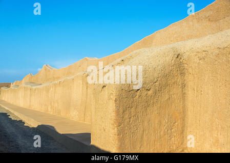 Grand mur d'adobe dans les ruines de Chan Chan à Trujillo, Pérou Banque D'Images