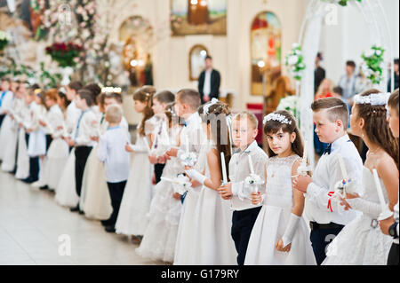 LVIV, UKRAINE - Mai 8, 2016 : la cérémonie de la Première Communion dans l'église de Saint Pierre le Grand catholique grecque ukrainienne Banque D'Images