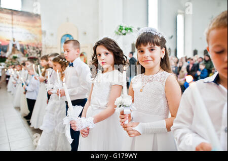 LVIV, UKRAINE - Mai 8, 2016 : la cérémonie de la Première Communion dans l'église de Saint Pierre le Grand catholique grecque ukrainienne Banque D'Images