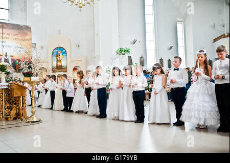 LVIV, UKRAINE - Mai 8, 2016 : la cérémonie de la Première Communion dans l'église de Saint Pierre le Grand catholique grecque ukrainienne Banque D'Images