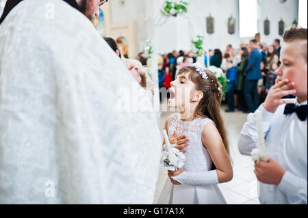 LVIV, UKRAINE - Mai 8, 2016 : la cérémonie de la Première Communion dans l'église de Saint Pierre le Grand catholique grecque ukrainienne Banque D'Images