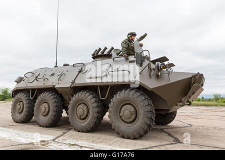 Sofia, Bulgarie - 4 mai 2016 : Des soldats de l'armée bulgare se préparent pour un défilé pour la journée de l'armée dans un réservoir blindé ve Banque D'Images