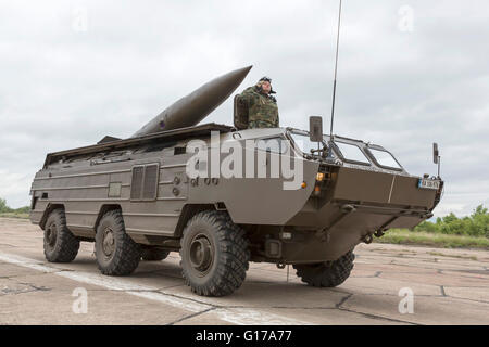 Sofia, Bulgarie - 4 mai 2016 : Des soldats de l'armée bulgare se préparent pour un défilé pour la journée de l'armée dans un réservoir blindé ve Banque D'Images