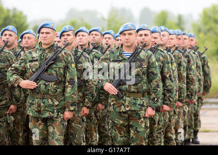 Sofia, Bulgarie - 4 mai 2016 : Des soldats de l'armée bulgare se préparent pour un défilé pour la journée de l'armée en uniforme avec Kalas Banque D'Images