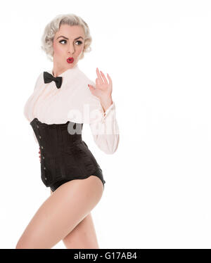 Danseuse burlesque retro choqué en noeud papillon, stretch shirt & corset, isolé sur blanc avec un espace réservé au texte Banque D'Images