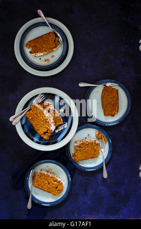 Cardamome carotte gâteau avec glaçage au fromage à la crème et d'amandes grillées Banque D'Images