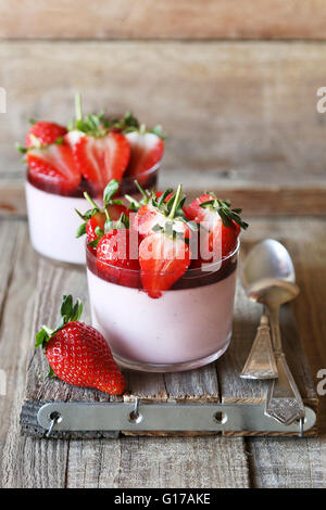 Panna cotta aux fraises italienne en pots Banque D'Images