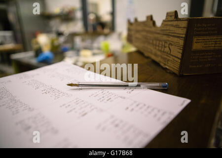 Close up de plume et notes dans un magasin général Banque D'Images