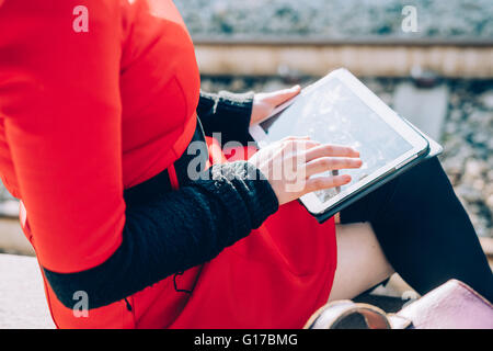 Close up hands businessman sitting at sidewalk dans la gare, attendant le train de banlieue -, réseau social, Banque D'Images