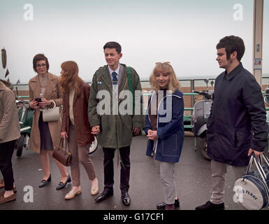 Un groupe de jeunes adolescents habillés mods à Brighton Banque D'Images