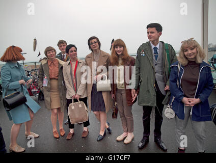 Un groupe de jeunes adolescents habillés mods à Brighton Banque D'Images