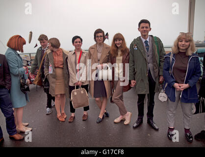 Un groupe de jeunes adolescents habillés mods à Brighton Banque D'Images