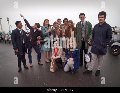 Un groupe de jeunes adolescents habillés mods à Brighton Banque D'Images