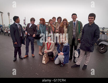 Un groupe de jeunes adolescents habillés mods à Brighton Banque D'Images