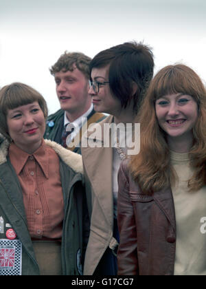 Un groupe de jeunes adolescents habillés mods à Brighton Banque D'Images