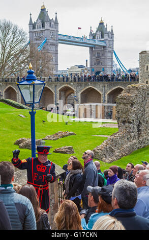 Londres, Royaume-Uni - 10 avril 2016 : un gardien de Yeomen parler aux visiteurs au cours d'une visite de l'historique Tour de Londres. Banque D'Images