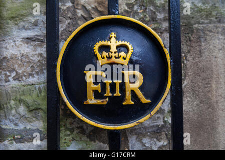 La reine Elizabeth II symbole sur une porte à la Tour de Londres. Banque D'Images