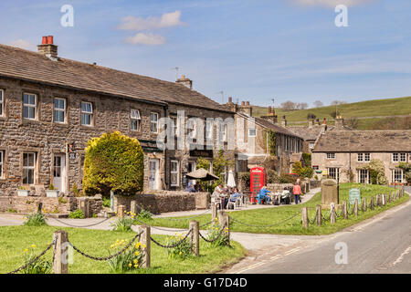 Le village de Tonbridge, dans Wharfedale, Yorkshire Dales National Park, North Yorkshire, England, UK Banque D'Images