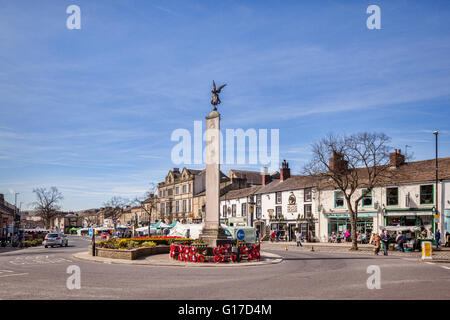 Jour de marché à High Street, Skipton, Yorkshire du Nord, à au sud du monument commémoratif de guerre. Banque D'Images