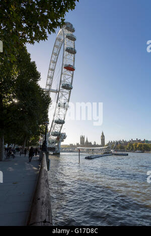 Pier Festival avec le London Eye et les chambres du Parlement sur les rives de la Tamise à Londres, à la lumière du jour Banque D'Images